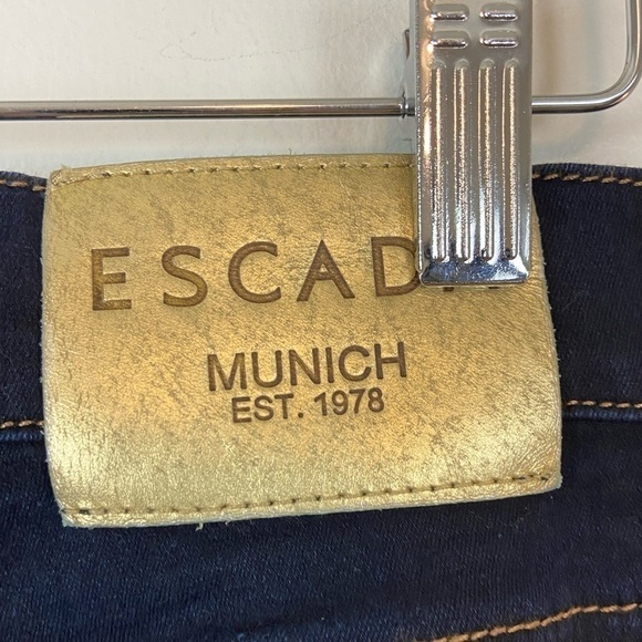 ESCADA Dark Wash Denim Skinny jeans Gold Hardware - Picture 6 of 7